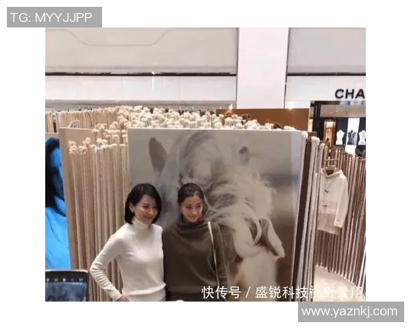 美女足球明星同框合影展现运动魅力与青春风采的精彩瞬间